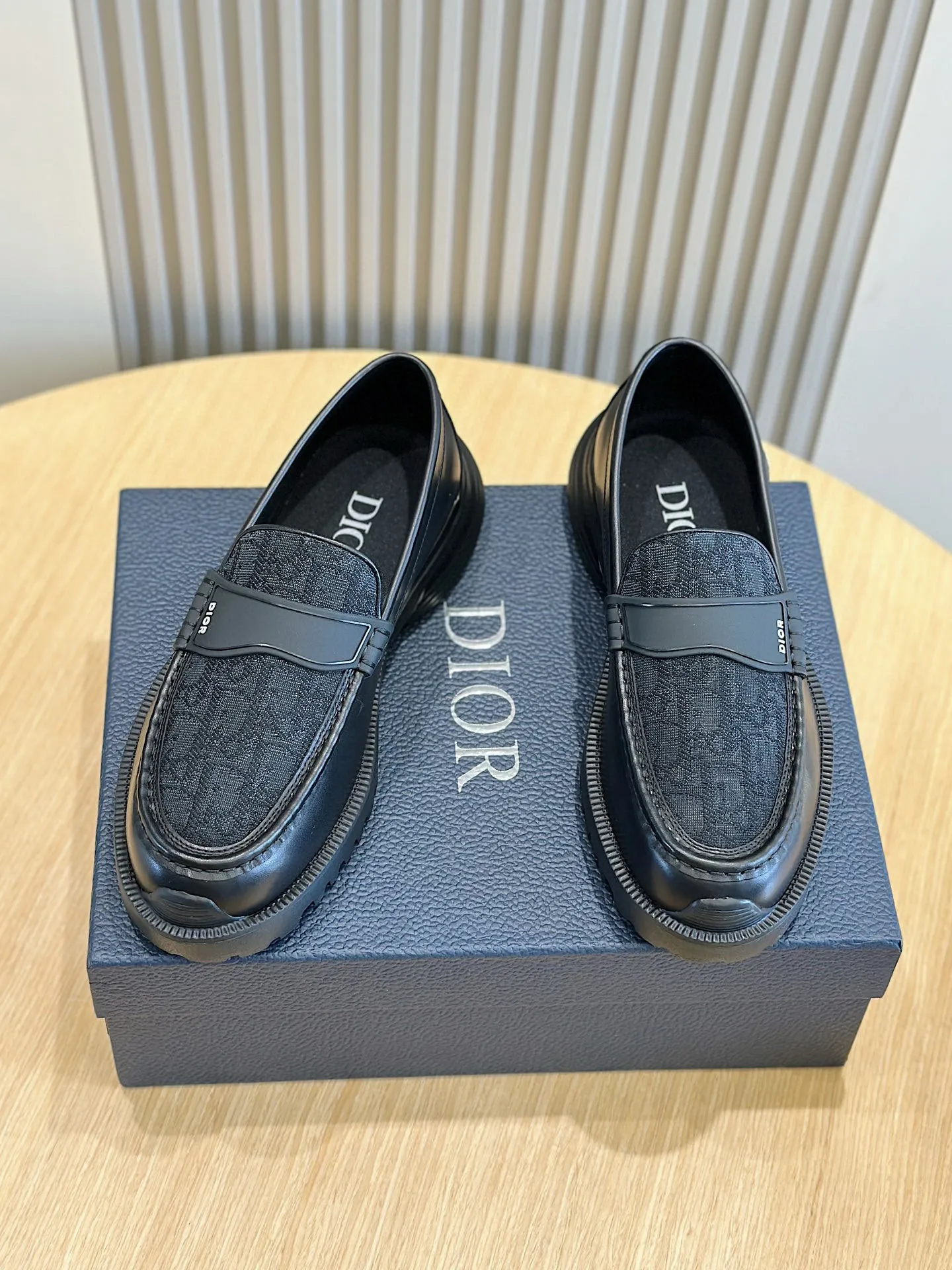 Factory price: 540💰◾️▫️Dior Combat Derby shoes are a new product in the 2024 spring men's wear series, presenting a mixed style that combines fashion design with sports elements. Crafted from black buffed calfskin leather with beige and black Oblique print panels on the sides and tongue. Designed with laces and technical zipper closure, the lightweight mixed-style sole highlights the charm of high-end customization. The Dior signature on the side enhances the style and will add a trendy touch to any look this season. Size: 39-44 (customized at 38.45)